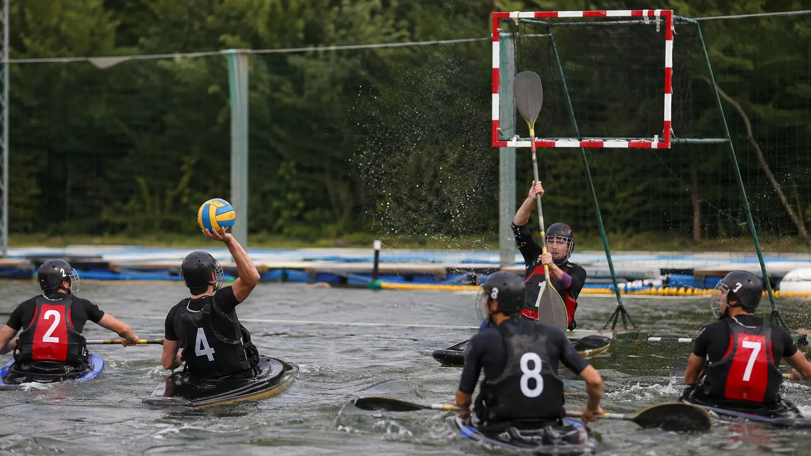 Kayak-polo : règles, matériel et conseils pour entrer dans le jeu